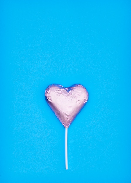 ピンクの心臓のチョコレートの形、愛