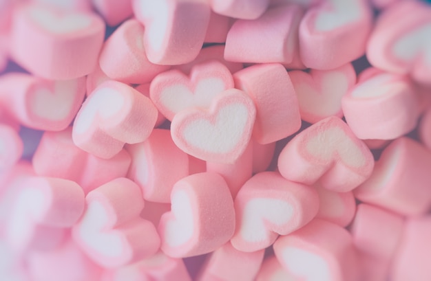 Photo pink heart shape marshmallow for love theme and valentine background