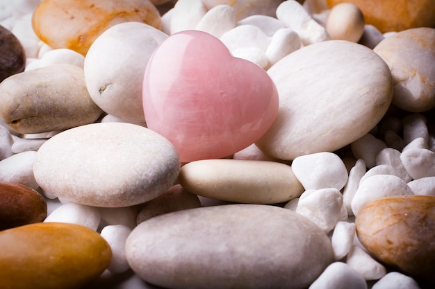 Фото Розовый камень сердца на камне спа.