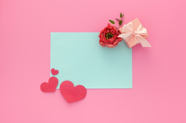 Cuori rosa, confezione regalo rosa fatta a mano, rose rosse e blocco per appunti