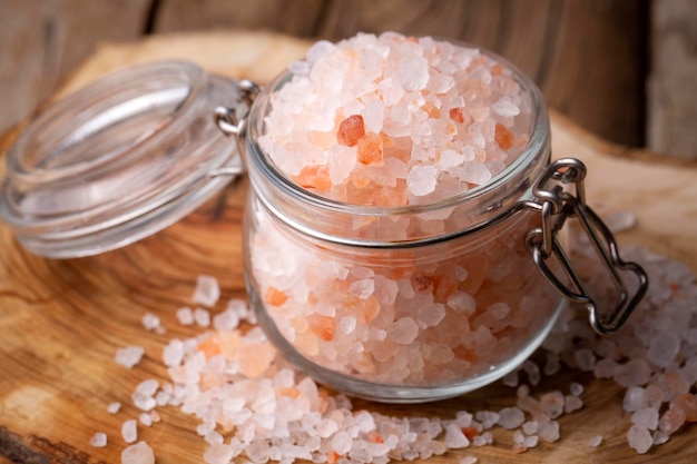 ピンクのヒマラヤ塩の結晶、食品のコンセプト写真。