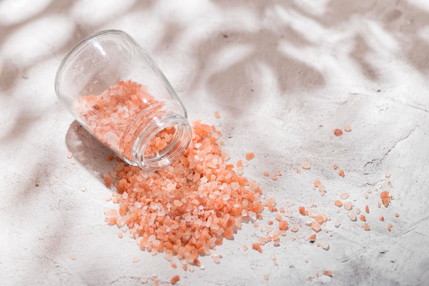 写真 白い背景の上のボウルにピンクのヒマラヤ塩