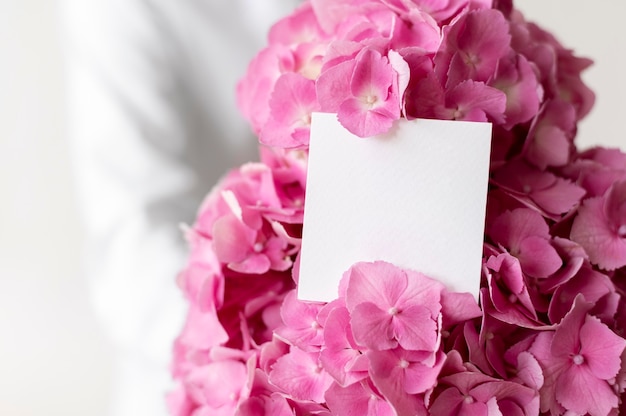 Foto bouquet di ortensie rosa con nota