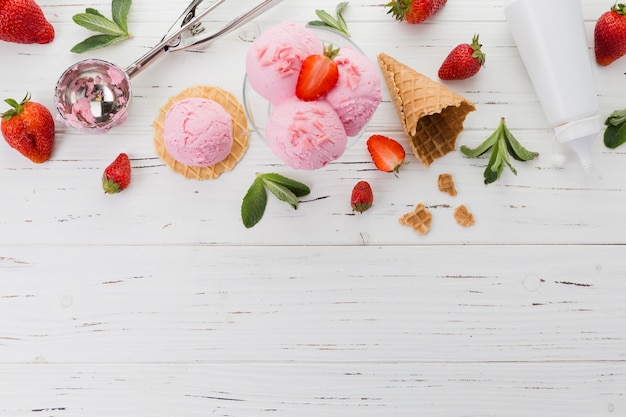 Photo pink ice cream with strawberries and scooper