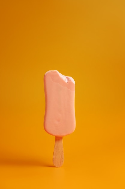 розовое мороженое на желтом фоне