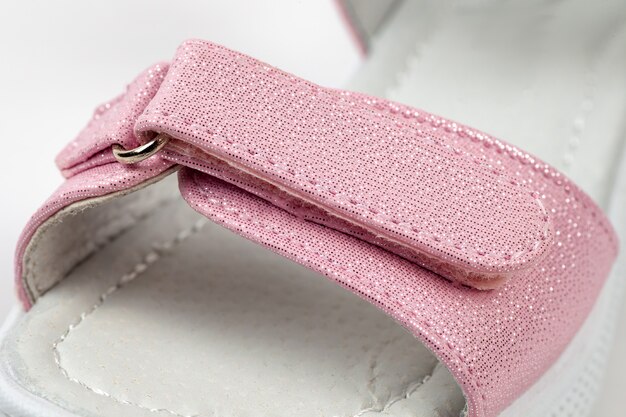 Sandali isolanti rosa sandali rosa per bambini con suola bianca e chiusure in velcro isolate su...