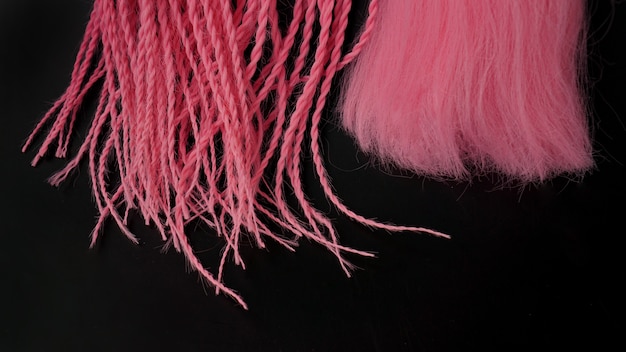 사진 분홍색 카네칼론은 검정색 배경에 매달려 있고 머리띠는 끝이 닫힙니다.