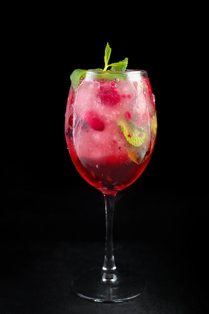 Pink Lady cocktail op zwarte achtergrond met frappé