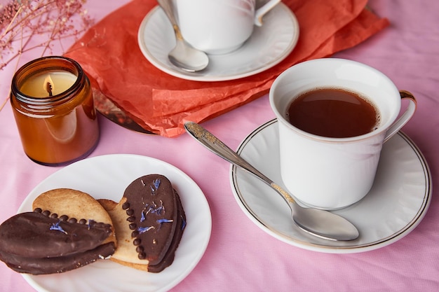 Pink lagom Valentijnsdag ontbijt vegan hartvormige koekjes koffie en kaarsesthetiek