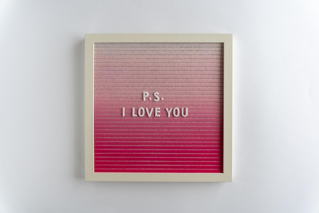 핑크색 레터보드 단어들은 PS I Love You를 하 바탕에 표시합니다.