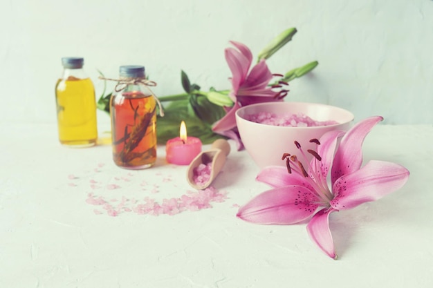 Розовые лилии, горящие свечи, масло морской соли и настойка лекарственных растений