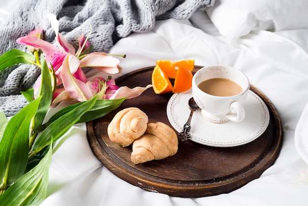 Gigli rosa e tazza di caffè