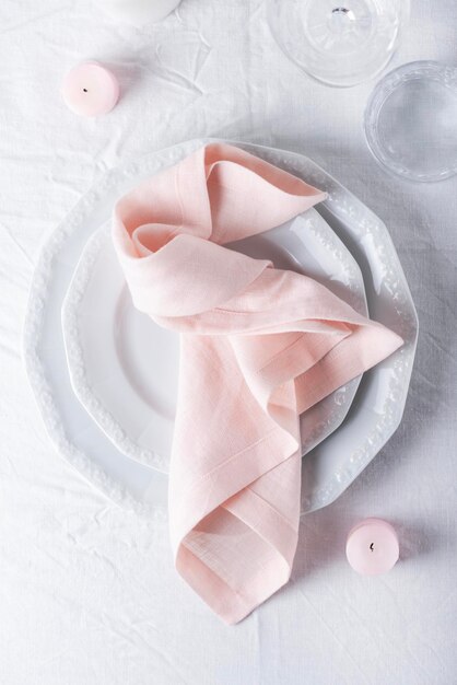 白いテーブルの上のピンクのリネン ナプキン