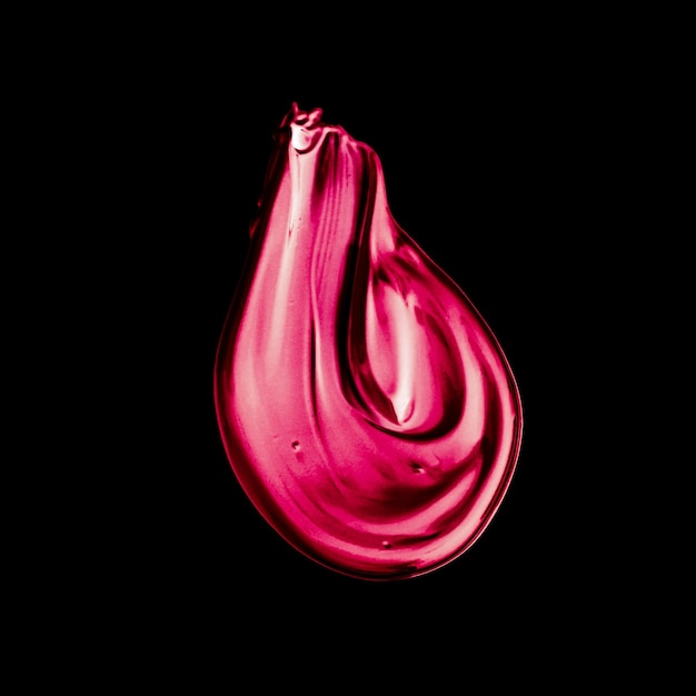 Фото Текстура мазка кистью розовая помада, изолированные на черном фоне