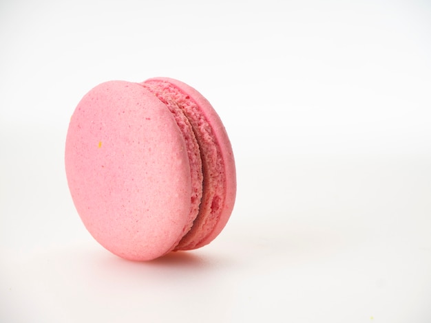 Розовое миндальное печенье на белом фоне