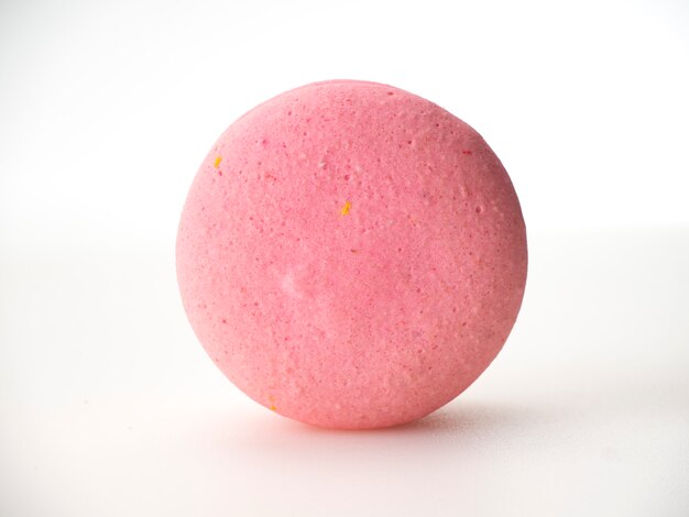 Photo pink macaroon on white background