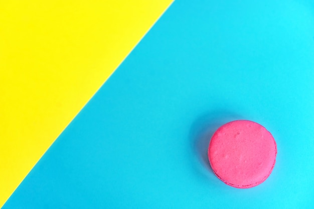 Photo pink macaroons on a yellow background