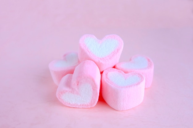 Photo pink marshmallow background, heart marshmallow texture background, valentine background