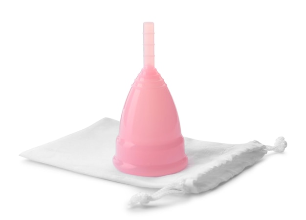 Розовая менструальная чаша с хлопковым мешком на белом фоне