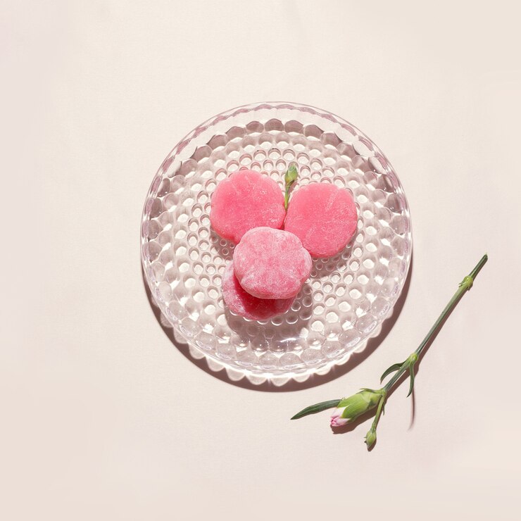 접시에 핑크 떡입니다. 위에서 보기