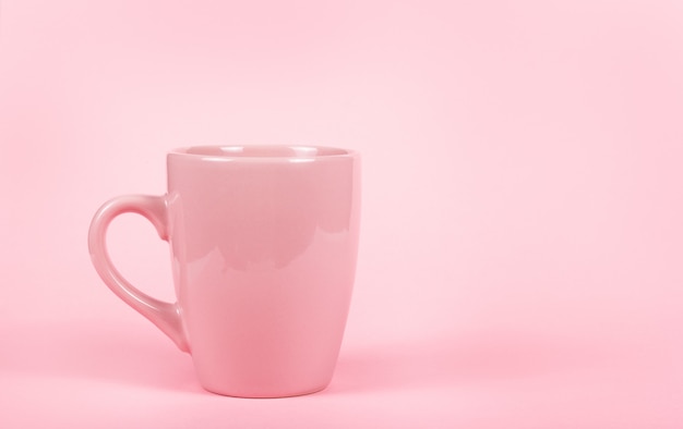 Foto tazza rosa isolata su fondo rosa