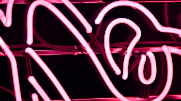 Foto luci al neon rosa in una stanza buia