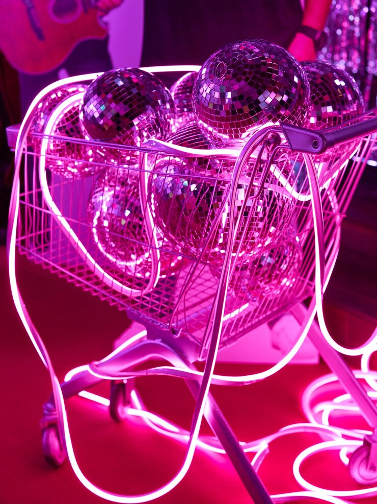 Photo pink neon sparkle disco balls