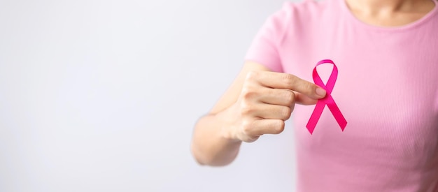 Rosa ottobre mese di sensibilizzazione sul cancro al seno donna tenere in mano nastro rosa e indossare una maglietta per sostenere la vita e la malattia delle persone mese nazionale dei sopravvissuti al cancro concetto di giornata mondiale del cancro della madre e del cancro