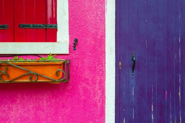 窓と紫の木製ドア ブラーノ島イタリア ピンク塗装ファサード