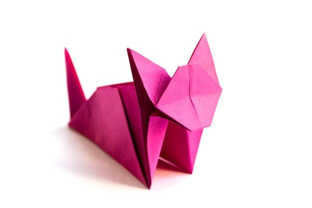 Foto origami di gatto di carta rosa isolato su sfondo bianco