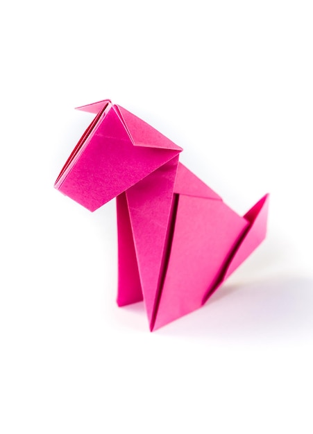 Origami di cane di carta rosa isolato su sfondo bianco