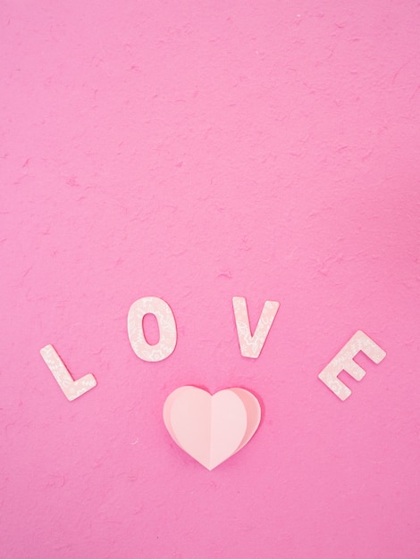 ピンクの紙の心愛のメッセージ
