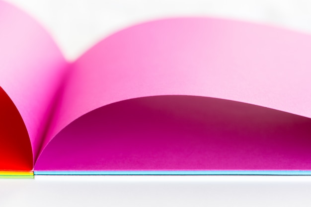 ピンクのペーパーページ、開いた本