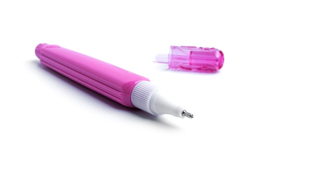 Розовая ручка-корректор на белом фоне. Фото высокого качества