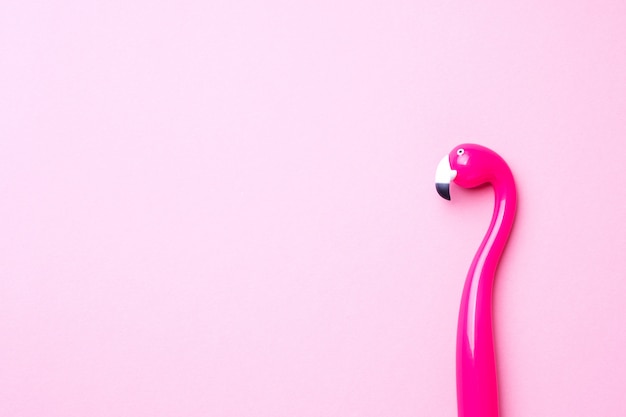 Foto pink pen flamingo on pink. sfondo copyspace piatto posare.