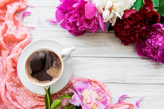 写真 ピンクの牡丹と一杯のコーヒー