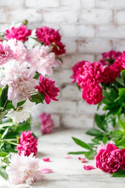 コピースペースと素朴な背景にピンクの牡丹の花の花束