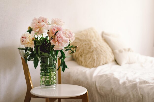 Pink Peonys boeket op een witte stoel in de woonkamer Moederdag Liefde en romantisch concept