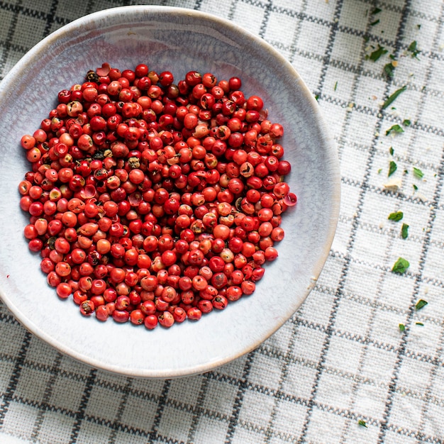 Foto peperoni rosa in una ciotola bianca flatlay