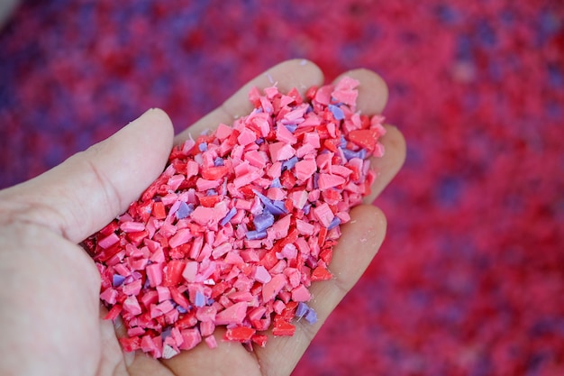 Фото Розовые пластиковые обрывки в руке