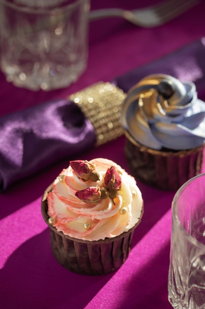 핑크와 퍼플 장식과 컵 케이크