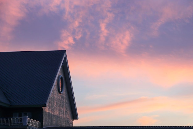 Foto un cielo rosa e viola con poche nuvole