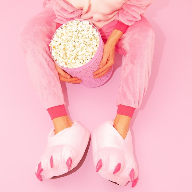 Pink Pyjamas Party Girl-concept Blijf thuis Popcornliefhebber Minimal Home Relax Cinema-stijl