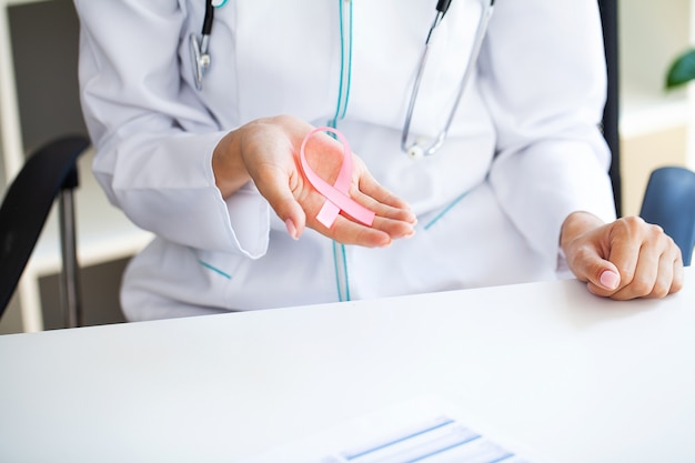 Nastro rosa per la consapevolezza del cancro al seno in medico.