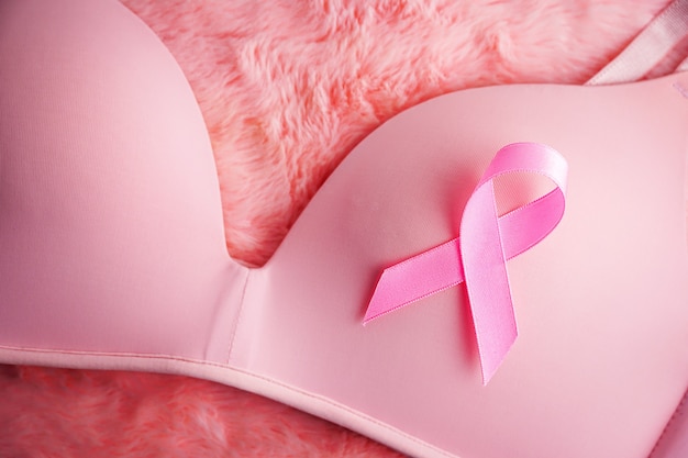 Cancro al seno nastro rosa con concetto di consapevolezza del cancro al seno reggiseno rosa