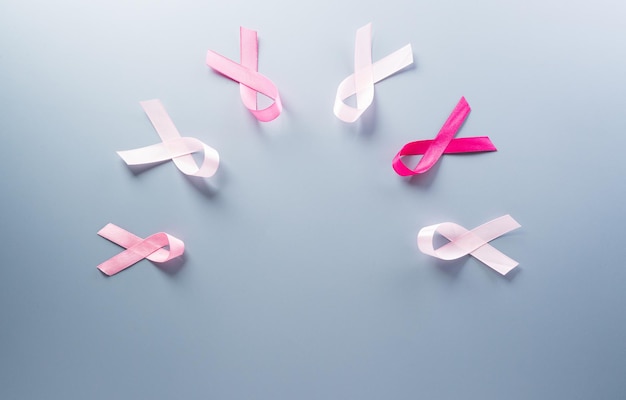 사진 유방암 인식의 달 캠페인을 지원하기 위해 파스텔 종이 배경에 핑크 리본