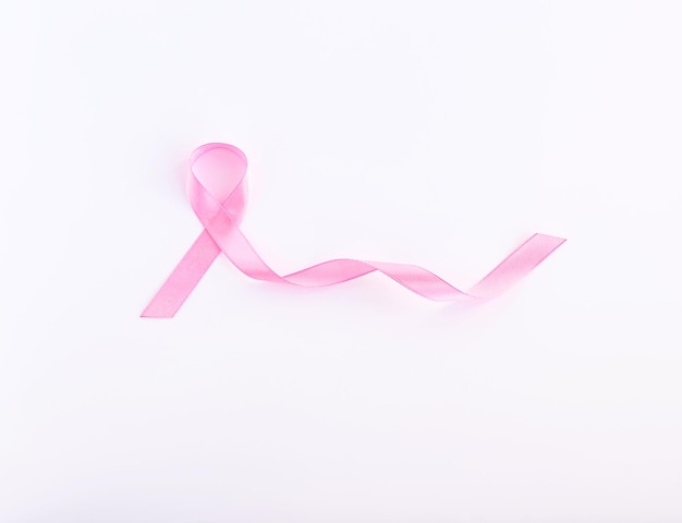 Nastro rosa su sfondo bianco simbolo internazionale del mese di sensibilizzazione sul cancro al seno in ottobre