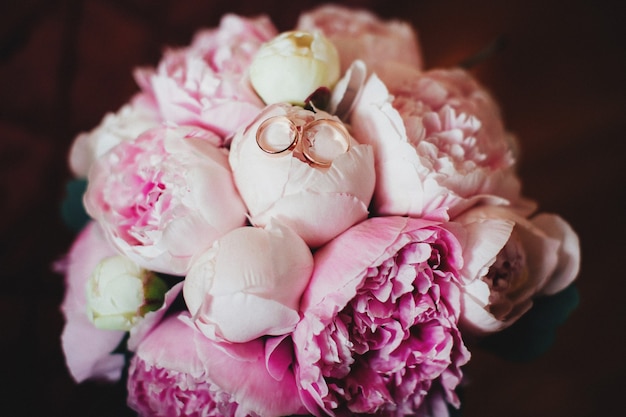 Фото Букет розовых роз с обручальными кольцами. фото высокого качества