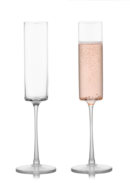 Photo pink rose champagne glasses on white full and empty glass for fine dinner