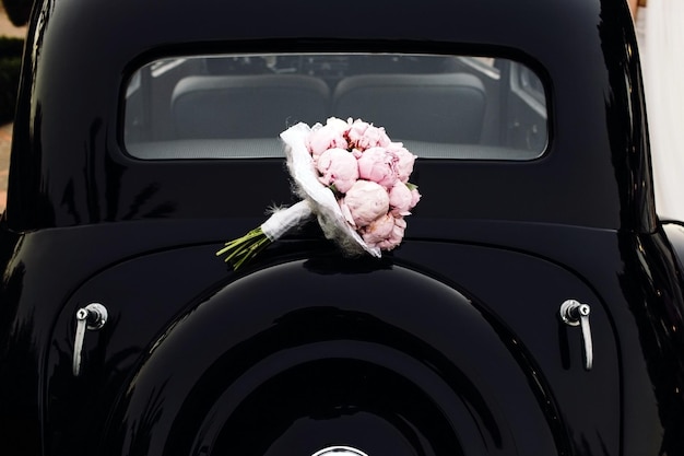 写真 車の中のピンクのバラの花